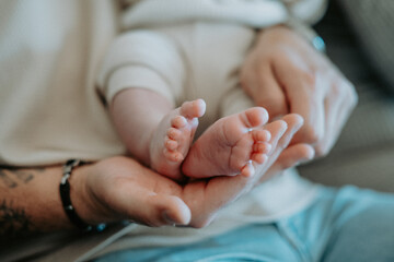 Les petits pieds d'un bébé nouveau-né pendant une séance photo en studio en intérieur