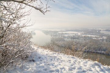 La Côte des Deux-Amants, région de l’Eure en Normandie, paysage hivernal enneigé – vallée de la Seine et falaises en hiver. France