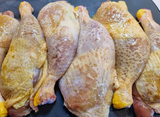 marinierte Hähnchenschenkel auf Ofengemüse