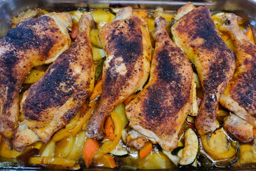 marinierte Hähnchenschenkel auf Ofengemüse