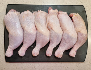 marinierte Hähnchenschenkel auf Ofengemüse