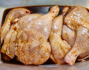 marinierte Hähnchenschenkel auf Ofengemüse