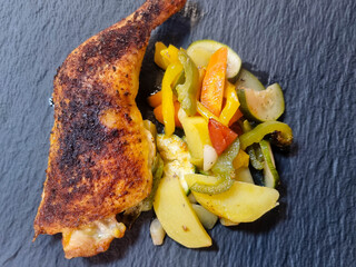 marinierte Hähnchenschenkel auf Ofengemüse