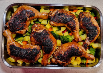 marinierte Hähnchenschenkel auf Ofengemüse