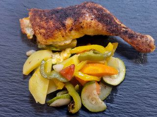 marinierte Hähnchenschenkel auf Ofengemüse