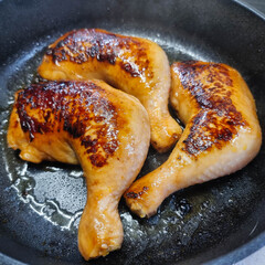 marinierte Hähnchenschenkel auf Ofengemüse