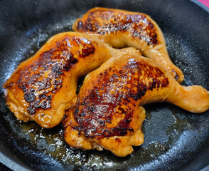 marinierte Hähnchenschenkel auf Ofengemüse