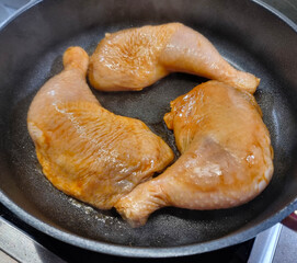 marinierte Hähnchenschenkel auf Ofengemüse