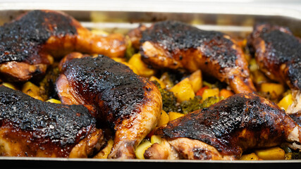 marinierte Hähnchenschenkel auf Ofengemüse