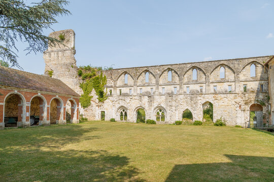 Abbaye de Mortemer &agrave; Lisors, Normandie, Eure &ndash; ruines historiques et cadre bucolique en &eacute;t&eacute;. Abbaye hant&eacute;e. 