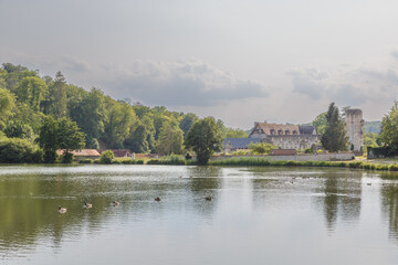 Obraz premium Abbaye de Mortemer à Lisors, Normandie, Eure – ruines historiques et cadre bucolique en été. Abbaye hantée. 