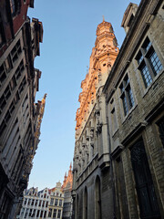 Obraz premium View of Brussels Grand Place from a Narrow Historic Alley at Sunset
