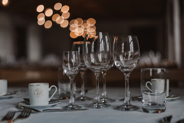 Majestic medieval castle banquet hall with long wooden tables, chandeliers, and stone walls illuminated by warm candlelight, evoking the atmosphere of royal feasts.