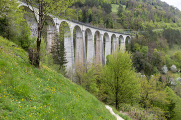  le viaduc courbe de Combe-Maran qui se termine par l'entr&eacute;e en gare de Saint-Ursanne le long de la ligne Del&eacute;mont - Delle , ligne de chemin de fer suisse 