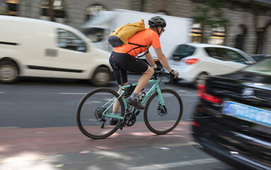 Fototapeta premium Cyclist in motion on busy city street