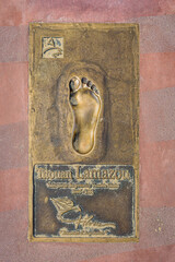 Fototapeta premium Les empreintes de pied de 13 skippers de la station balnéaire d’Arcachon le 20 août 2025, Arcachon, France