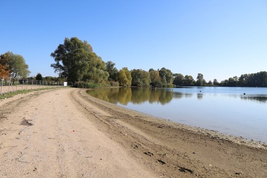 Plage de sable le long du lac d'Amance, village de Dienville, d&eacute;partement de l'Aube, France