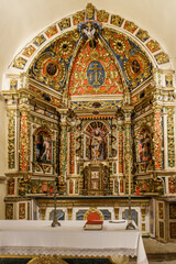 Obraz premium Altar and altarpiece in the Church of San Andrés in Gama, a town in the province of Palencia, Castilla y León, Spain, belonging to the municipality of Aguilar de Campoo.