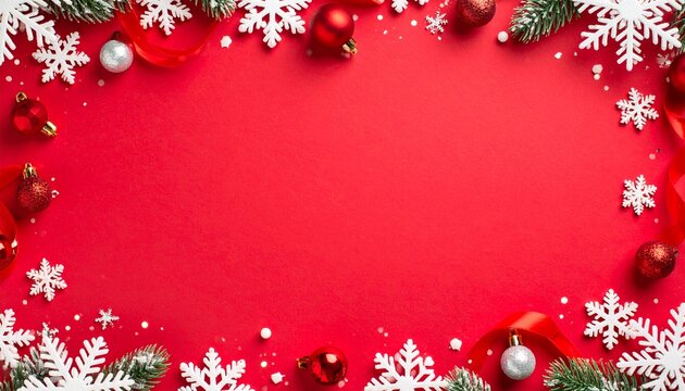 Marco decorativo navide&ntilde;o festivo dispuesto en vista superior plana (flat lay). Incluye delicados copos de nieve blancos, fondo rojo intenso y adornos navide&ntilde;os rojos colocados.