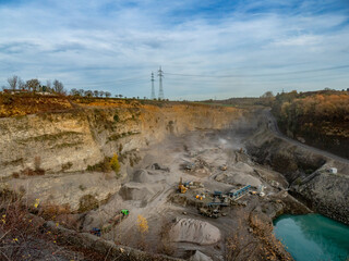 Viel Staub beim Abbau von Baustoffen im Steinbruch