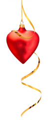 Bombka choinkowa w kształcie serca owinięta złotą tasiemką na białym tle