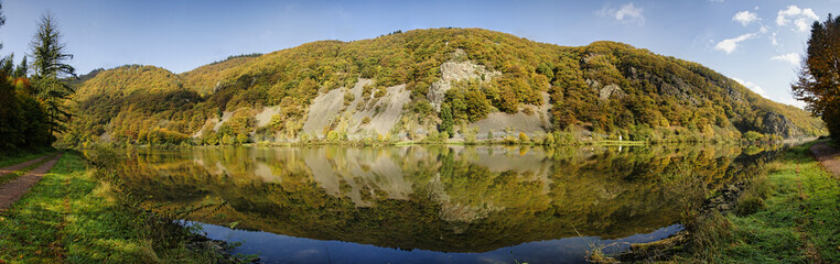 Panoramablick auf das gegenüberliegende Ufer der Saar auf dem Tafelweg an der Saarschleife, Saarland 