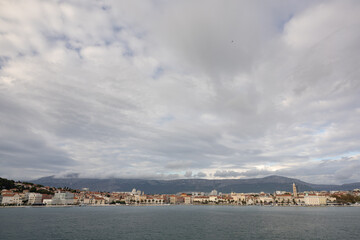 Obraz premium Scenic Coastal View of a Mediterranean Town With Mountains and Waterfront, Split, Croatia