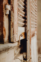 Les vieux volets du ch&acirc;teau &agrave; r&eacute;nover