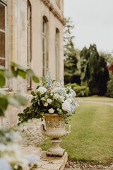 Bouquet d'hortensias bleus et de roses blanches pour fleurir le mariage 