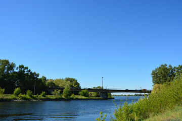 Fluss mit Br&uuml;cke, Himmel