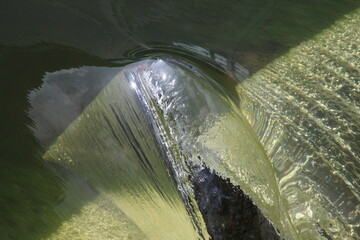 Wasserstrudel am Wehr