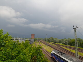 Bahngleise, Zug, Himmel, Regenwolken