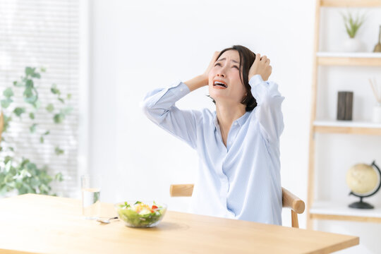 サラダ　悩む女性 - Powered by Adobe