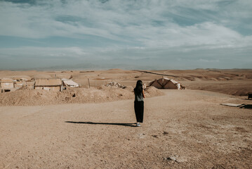 Une belle femme dans le désert de Agafay au Maroc
