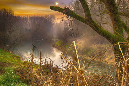 Un tenue tramonto sul fiume Tanaro, Bassignana, Alessandria, Piemonte, Italia