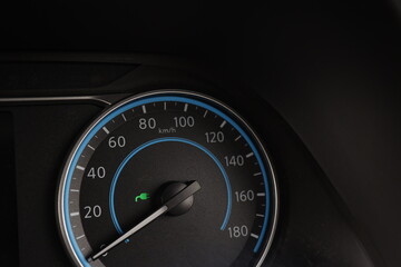 電気自動車の充電中を示す緑ランプ。スピードメーター。