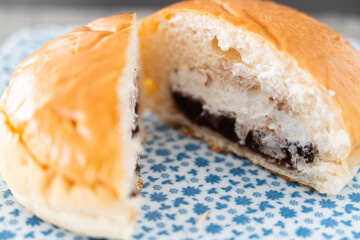 あんことクリームが調和する贅沢なパン断面