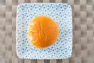 ふんわり丸いプレーンパンの一皿の俯瞰写真