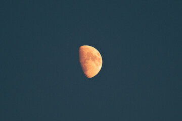 Half-illuminated moon by sunlight © Fynn
