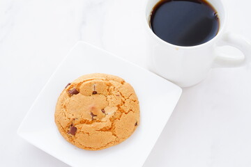 チョコチップクッキーとコーヒー - チョコチップクッキーと淹れたてのコーヒーで、コーヒーブレイク
