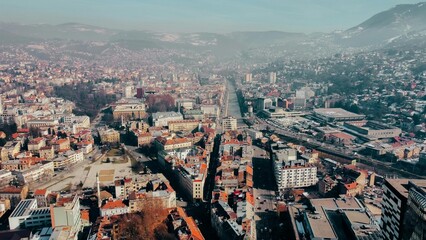 Obraz premium Urban Valley Symphony: History Meets Nature