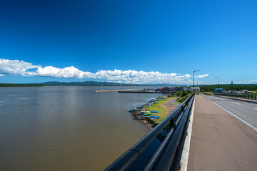 【青森県十三漁港】シジミ採り漁が盛んな漁港。鎌倉時代には十三湊（とさみなと）と呼ばれて栄えた湊。