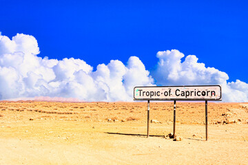 酷暑のナミブ砂漠の絶景と南回帰線の看板 © san724