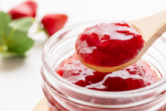 いちごジャム　スプーンに苺ジャム