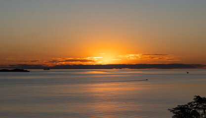 Naklejka premium beautiful orange sunset at Rio de la plata2