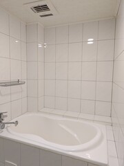 真っ白なタイルのバスルーム