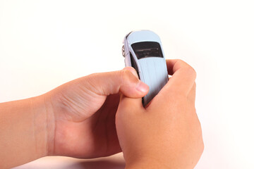 ミニカーを持つ幼児の手