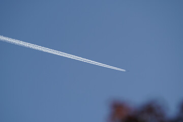 青空に伸びる飛行機雲