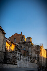 Valladolid, una ciudad europea en invierno, con espectaculares luces de colores brillantes.