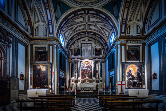 Valladolid, una ciudad europea en invierno, con espectaculares luces de colores brillantes.